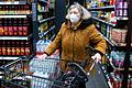 Eine Frau beim Einkauf in einem Supermarkt.&nbsp;