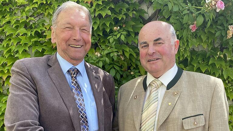 Glückwünsche zum 75. Geburtstag bekam Klaus Lenz (rechts) auch vom stellvertretenden Landrat Robert Finster.