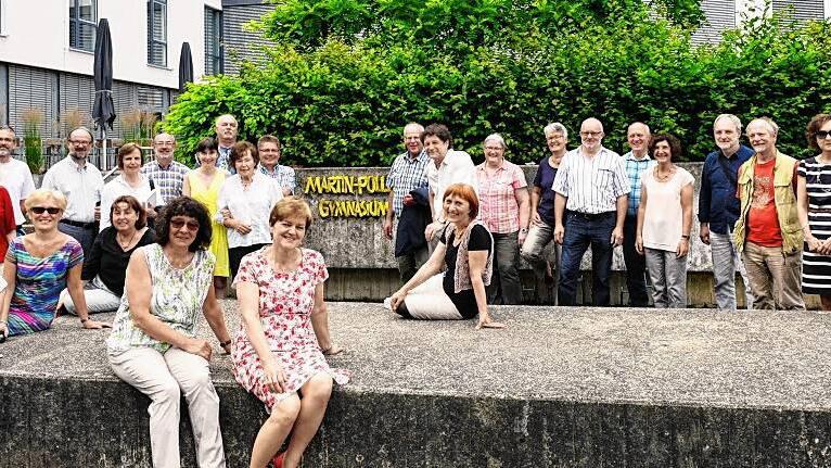 Vor 40 Jahren haben diese Frauen und Männer ihr Abitur am Martin-Pollich-Gymnasium Mellrichstadt abgelegt. Damals war Hanns Fuß (rechts) einer ihrer Lehrer. Der stellvertretende Schulleiter Stefan Wintersteiner (hinten, links) führte die Jubilare durch das renovierte Gymnasium. Vor 40 Jahren haben diese Frauen und Männer ihr Abitur am Martin-Pollich-Gymnasium Mellrichstadt abgelegt. Damals war Hanns Fuß (rechts) einer ihrer Lehrer. Der stellvertretende Schulleiter Stefan Wintersteiner (hinten, links) führte die Jubilare durch das renovierte Gymnasium.