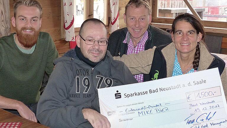 Mit 1500 Euro unterstützt die Familie Griebel den kranken Mike Bier. Im Bild Johannes, Manfred und Barbara Griebel bei der Spendenübergabe. Mit 1500 Euro unterstützt die Familie Griebel den kranken Mike Bier. Im Bild Johannes, Manfred und Barbara Griebel bei der Spendenübergabe.