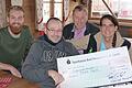 Mit 1500 Euro unterstützt die Familie Griebel  den kranken Mike Bier. Im Bild Johannes, Manfred und Barbara Griebel bei der Spendenübergabe.