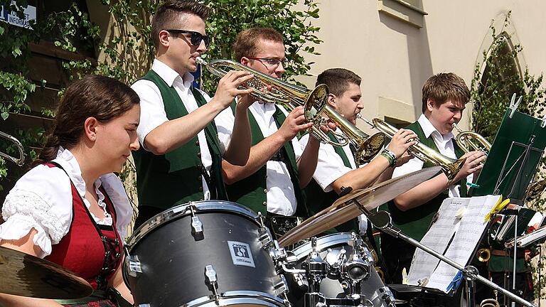 Bei der Blaskapelle Hofstetten ist die Jugend am Vorstandruder. Jedes Jahr sind die Musikanten beim Standkonzert am Königsberger Marktplatz vertreten.