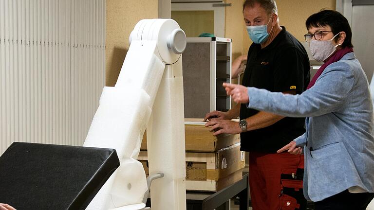 Begleitet wurde die Anlieferung des neuen mobilen Röntgengeräts durch die Beauftragte für Medizinproduktesicherheit des Klinikums Main-Spessart, Ulrike Huth. Begleitet wurde die Anlieferung des neuen mobilen Röntgengeräts durch die Beauftragte für Medizinproduktesicherheit des Klinikums Main-Spessart, Ulrike Huth.