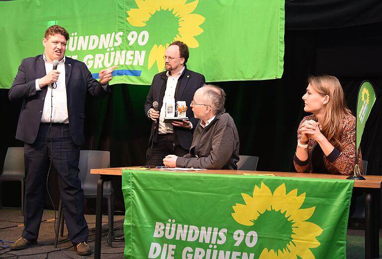 Bei der Bahnkonferenz der Grünen in Würzburg diskutierten unter anderem (von links) Michael Joukov, Landtagsabgeordneter aus Ulm, Patrick Friedl, Landtagsabgeordneter aus Würzburg, Matthias Gastel, Bundestagsabgeordneter aus Filderstadt, und Laura Wahl, Landtagsabgeordneter aus Erfurt. Bei der Bahnkonferenz der Grünen in Würzburg diskutierten unter anderem (von links) Michael Joukov, Landtagsabgeordneter aus Ulm, Patrick Friedl, Landtagsabgeordneter aus Würzburg, Matthias Gastel, Bundestagsabgeordneter aus Filderstadt, und Laura Wahl, Landtagsabgeordneter aus Erfurt.