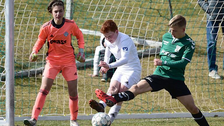 Sven Voitkovski (rechts, Archivbild) und der TSV Großbardorf sind mit einem 2:1-Sieg im Unterfranken-Derby bei den Würzburger Kickers in die neue Bayernliga-Saison der U 17-Junioren gestartet. Sven Voitkovski (rechts, Archivbild) und der TSV Großbardorf sind mit einem 2:1-Sieg im Unterfranken-Derby bei den Würzburger Kickers in die neue Bayernliga-Saison der U 17-Junioren gestartet.