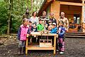 Glückliche Gesichter: Das Team des Waldkindergartens, Dritte Bürgermeisterin Helma Schug, Martin Schmiedel von der Raiffeisenbank und die Waldkinder freuen sich über die neue Bohrmaschine.