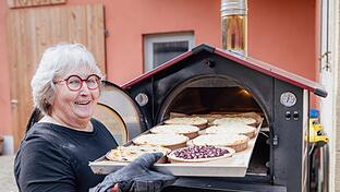 Margit Derleth backt jeden Donnerstag bis zu 100 Kuchen für das Wochenende in ihrem Holzbackofen.