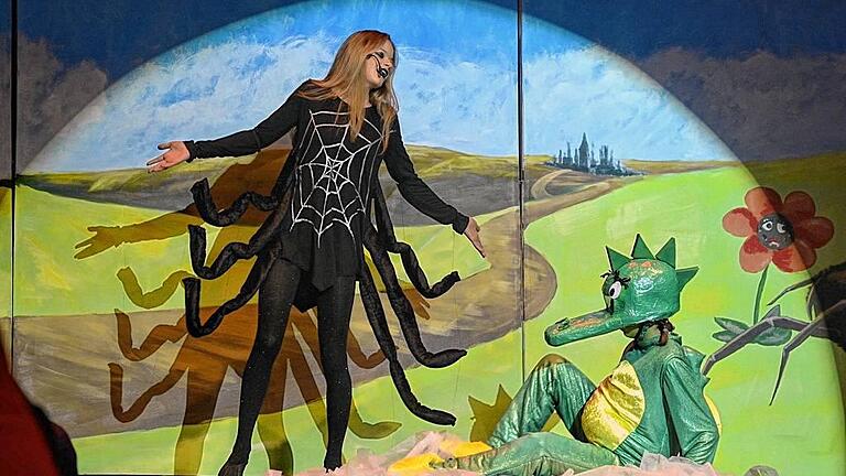 Weggefährten: In der Welt des Drachen Tabaluga (Elisabeth Kritzer) gibt es viel zu entdecken. Unter anderem trifft er die Spinne Tarantula (Sophia Göpfert). Weggefährten: In der Welt des Drachen Tabaluga (Elisabeth Kritzer) gibt es viel zu entdecken. Unter anderem trifft er die Spinne Tarantula (Sophia Göpfert).