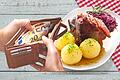 Essen gehen  ist zuletzt teurer geworden. Die Gastronomiebranche rechnet damit, dass die Preise weiter steigen.       -  Essen gehen  ist zuletzt teurer geworden. Die Gastronomiebranche rechnet damit, dass die Preise weiter steigen.