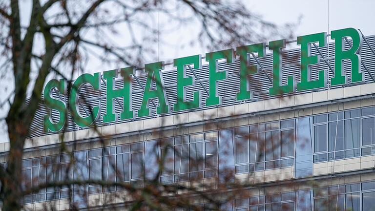 Schaeffler kündigt Abbau von 4.700 Stellen an       -  Der Auto- und Industriezulieferer Schaeffler ist im Jahr der Fusion mit dem E-Antriebsspezialisten Vitesco deutlich in die Verlustzone gerutscht. (Archivbild)