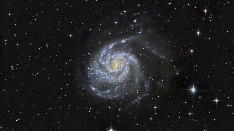 Galaxien im Blick: Der Sternengucker von Thüngersheim       -  Wie gemalt: die Feuerradgalaxis.