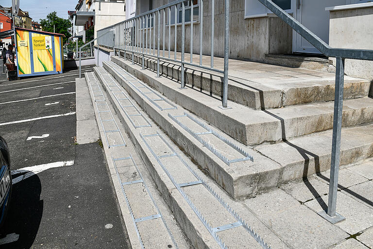 Gefährliche Metallspitzen sind weg       -  Bis Dienstag waren die Metallstreifen mit spitzen Zacken noch auf der Treppe.