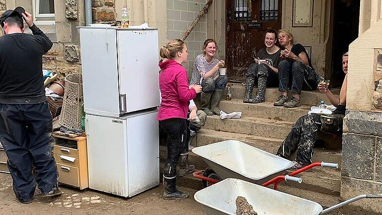 dominikaufraeum - Bloß nicht auch noch das Lachen verlieren: Dieses Foto von Sylvia Jakobs (oben rechts) und anderen Helfern entstand bei einer Pause während der Aufräumarbeiten. FotoS: Frank Dominik dominikaufraeum - Bloß nicht auch noch das Lachen verlieren: Dieses Foto von Sylvia Jakobs (oben rechts) und anderen Helfern entstand bei einer Pause während der Aufräumarbeiten. FotoS: Frank Dominik