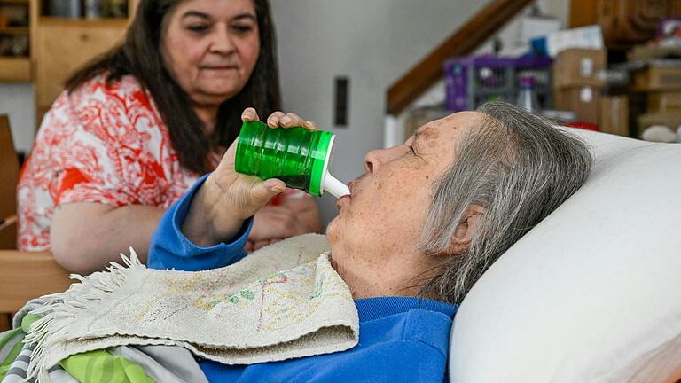 Die 80-jährige Christa Hoffmann ist seit Herbst 2023 bettlägerig mit Pflegestufe 5. Die 80-jährige Christa Hoffmann ist seit Herbst 2023 bettlägerig mit Pflegestufe 5.