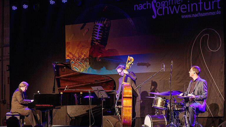 David Gazarov Trio beim Nachsommer in Halle 410 bei SKF: Ein umjubeltes Konzert mit Bach, Chopin und Oscar Peterson.