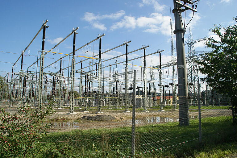 Das 380-kV-Umspannwerk in Eltmann wird durch ein Notstromdiesel-Aggregat und einen Container mit einer so genannten Betriebsmittelzelle ergänzt.