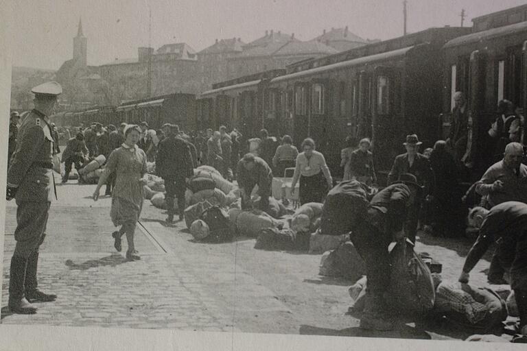 Tausende Juden aus Unterfranken wurden über den Würzburger Güterbahnhof von den Nazis deportiert und die meisten von ihnen in Konzentrationslagern ermordert - unter ihnen die gebürtige Wonfurterin Klara Krapf. Tausende Juden aus Unterfranken wurden über den Würzburger Güterbahnhof von den Nazis deportiert und die meisten von ihnen in Konzentrationslagern ermordert - unter ihnen die gebürtige Wonfurterin Klara Krapf.