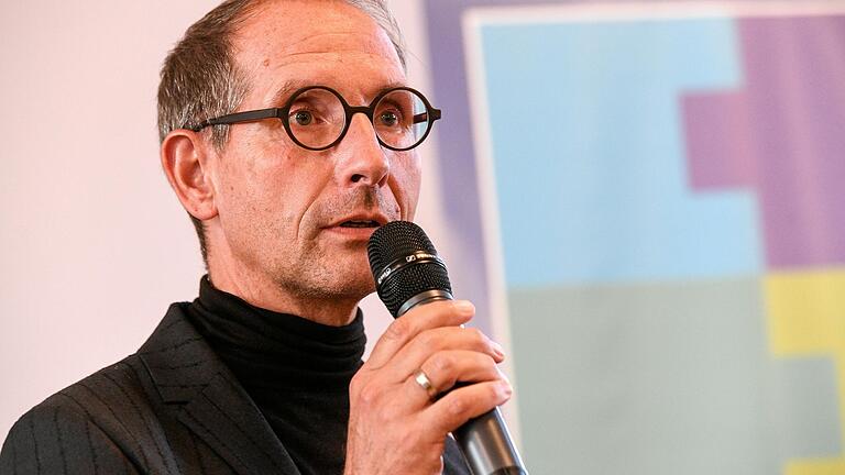 Professor Dominikus Bönsch, Ärztlicher Leiter der Psychiatrischen Kliniken Lohr und des Zentrums für Seelische Gesundheit am König-Ludwig-Haus (ZSG: 'Das Risiko für psychische Erkrankungen ist bei Migranten erhöht.' Professor Dominikus Bönsch, Ärztlicher Leiter der Psychiatrischen Kliniken Lohr und des Zentrums für Seelische Gesundheit am König-Ludwig-Haus (ZSG: 'Das Risiko für psychische Erkrankungen ist bei Migranten erhöht.'