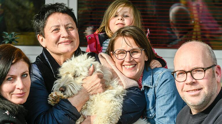 Wochen-Tagebuch: Die ukrainische Familie Claudia (Zweite von rechts) und Matthias Görde mit Tochter Fanny und Hund Ava vom Heuchelhof haben zwei ukrainische Frauen, Mutter Valentyna Stepanenko  (68) und Tochter Masha Stepanenko (46), aufgenommen.