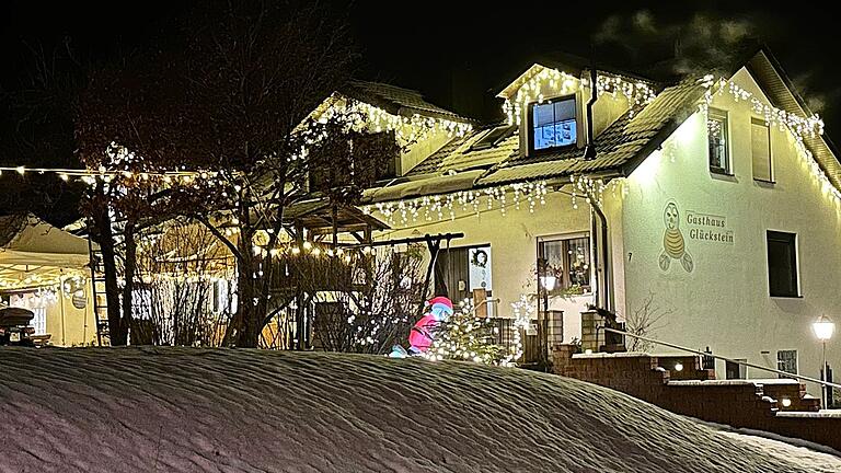 Das 'Weihnachtshaus Glückstein' in Serrfeld, einem Ortsteil der Gemeinde Sulzdorf an der Lederhecke. Hier findet am Samstag ab 16 Uhr der zweite Adventsmarkt statt. Das 'Weihnachtshaus Glückstein' in Serrfeld, einem Ortsteil der Gemeinde Sulzdorf an der Lederhecke. Hier findet am Samstag ab 16 Uhr der zweite Adventsmarkt statt.