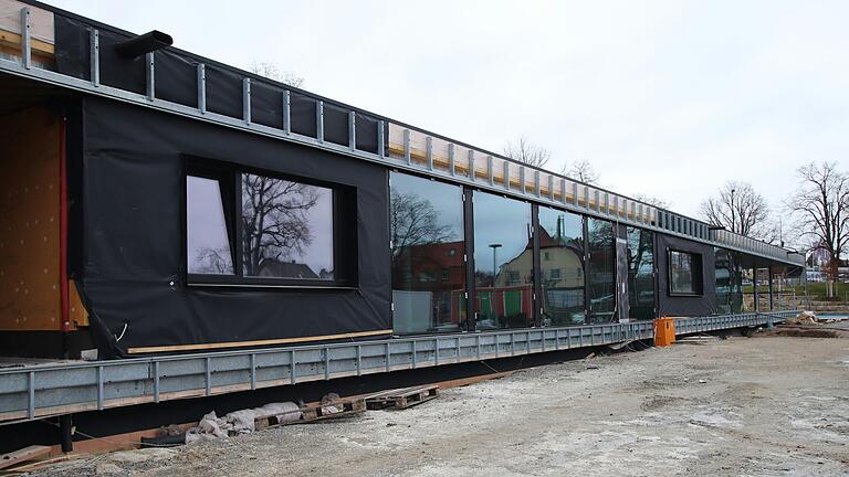Die Arbeiten am neuen Haus für Jugend und Familie in Kitzingen sind Ende 2024 weit gediehen. Die Arbeiten am neuen Haus für Jugend und Familie in Kitzingen sind Ende 2024 weit gediehen.