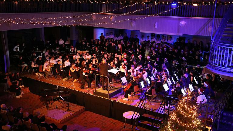 Alle Ensembles des AvH-Weihnachtskonzerts bieten Healing Lights dar.