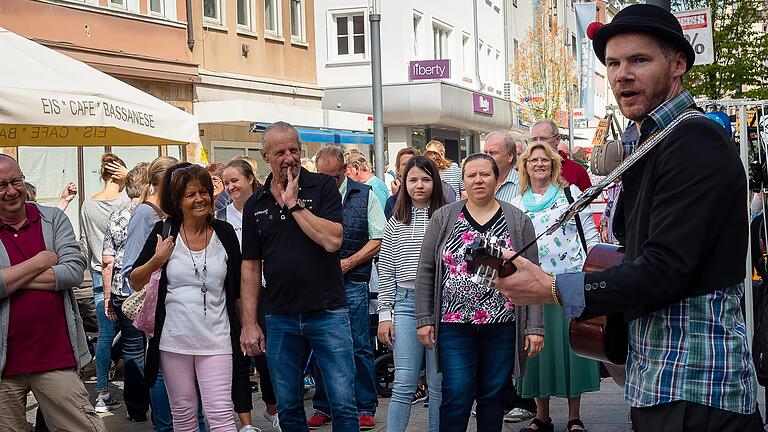 Straßenmusiker brauchen in Schweinfurt weiterhin eine Genehmigung und müssen zehn Euro Gebühr pro Tag zahlen. Im Stadtrat wurde ein entsprechender Grünen-Antrag, die Gebühren zu senken, klar abgelehnt. Straßenmusiker brauchen in Schweinfurt weiterhin eine Genehmigung und müssen zehn Euro Gebühr pro Tag zahlen. Im Stadtrat wurde ein entsprechender Grünen-Antrag, die Gebühren zu senken, klar abgelehnt.