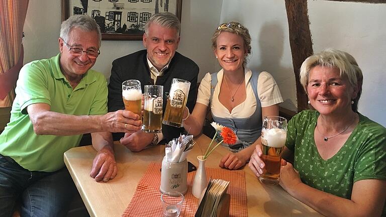 Auf eine gute Zukunft der Privatbrauerei Werner Lang in Waltershausen haben (von links) Werner Lang, MdL Steffen Vogel, die bayerische Bierkönigin Johanna Seiler und Ingrid Lang im Bräustüberl angestoßen. Auf eine gute Zukunft der Privatbrauerei Werner Lang in Waltershausen haben (von links) Werner Lang, MdL Steffen Vogel, die bayerische Bierkönigin Johanna Seiler und Ingrid Lang im Bräustüberl angestoßen.