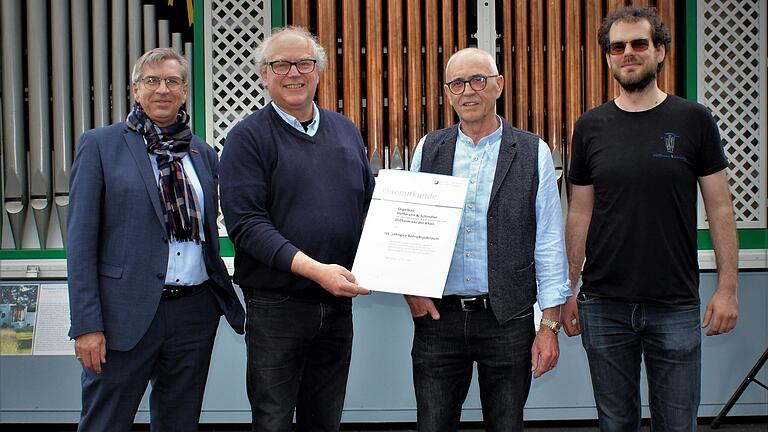Zum 175-jährigen Firmenjubiläum überreichte Unterfrankens Handwerkskammerpräsident Michael Bissert (links) eine Ehrenurkunde an Christoph Schindler (Zweiter von links) und Dominik Schindler (rechts). Günter Hoffmann (Dritter von links) hat sich unterdessen aus dem Betrieb zurückgezogen, steht aber gerne mit Rat und Tat zur Seite.