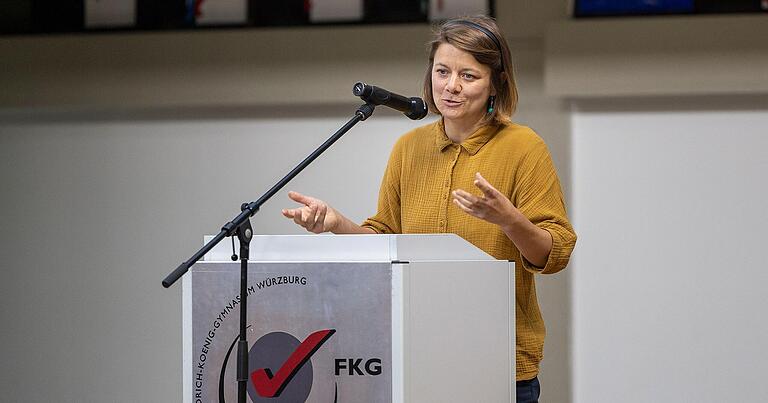 Nicola Oswald, die neue Geschäftsführerin des Nachhaltigkeitslabors der Universität Würzburg, hielt die Rede auf das Bergwaldprojekt. Nicola Oswald, die neue Geschäftsführerin des Nachhaltigkeitslabors der Universität Würzburg, hielt die Rede auf das Bergwaldprojekt.