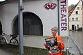 Maria Emsden mit einem Plakat zu dem Theaterstück, das einen neuen Titel braucht.&nbsp;
