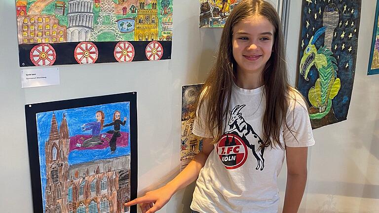 Realschülerin Hannah Müller mit ihrem Siegerbild des 71. Europäischen Kunstwettbewerbs in der Bayerischen Staatskanzlei nach der Preisverleihung durch die Staatsministerin für Unterricht und Kultus Anna Stolz.
