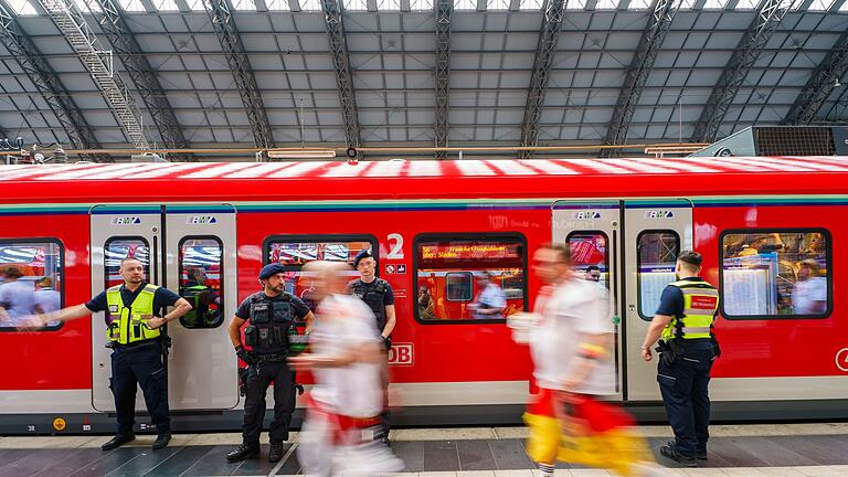 Bahn während der EM - Pannen, überfüllte Bahnsteige und viele Verspätungen: Die Kritik an der Deutschen Bahn während der EM ist deutlich. Bahn während der EM - Pannen, überfüllte Bahnsteige und viele Verspätungen: Die Kritik an der Deutschen Bahn während der EM ist deutlich.