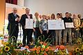 Nassach hat beim Bezirksentscheids des Wettbewerbes 'Unser Dorf hat Zukunft' die Goldmedaille gewonnen. Im Bild sind unter anderem der Regierungspräsident Dr. Eugen Ehmann (links) und Dieter Möhring, der Bürgermeister von Aidhausen (zweiter von links), zu sehen.