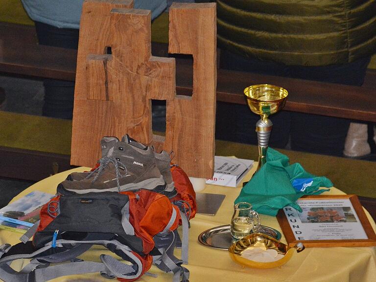 Ein etwas anderer Gabentisch: Er erinnerte an die verschiedenen Aktivitäten des Diözesan- und Dekanatsbüro Bad Neustadt beim Jubiläumsgottesdienst. Ein etwas anderer Gabentisch: Er erinnerte an die verschiedenen Aktivitäten des Diözesan- und Dekanatsbüro Bad Neustadt beim Jubiläumsgottesdienst.