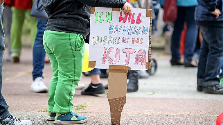 Eltern demonstrieren gegen den Kita-Streik       -  Vorläufig keine Streiks mehr: Dieser Junge hat gute Aussichten, seine Kita die nächsten Wochen wieder besuchen zu dürfen.