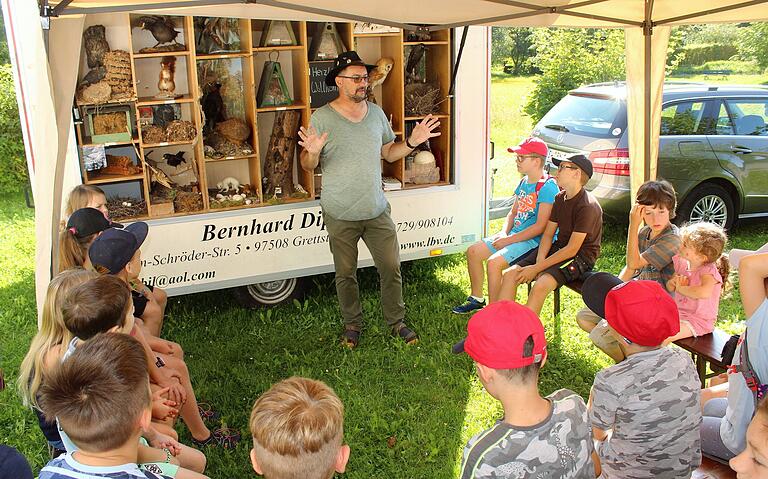 Das Naturmobil Albatros mit Bernhard Dippert machte auch beim Ferienpass in Donnersdorf Station. Das Naturmobil Albatros mit Bernhard Dippert machte auch beim Ferienpass in Donnersdorf Station.