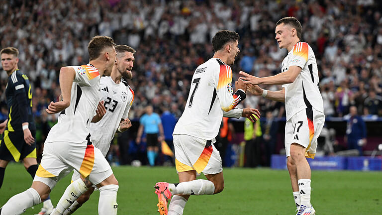 Euro2024: Deutschland - Schottland.jpeg - Jubeln über das 3:0: (von links) Joshua Kimmich, Robert Andrich, Kai Havertz und Florian Wirtz. Euro2024: Deutschland - Schottland.jpeg - Jubeln über das 3:0: (von links) Joshua Kimmich, Robert Andrich, Kai Havertz und Florian Wirtz.