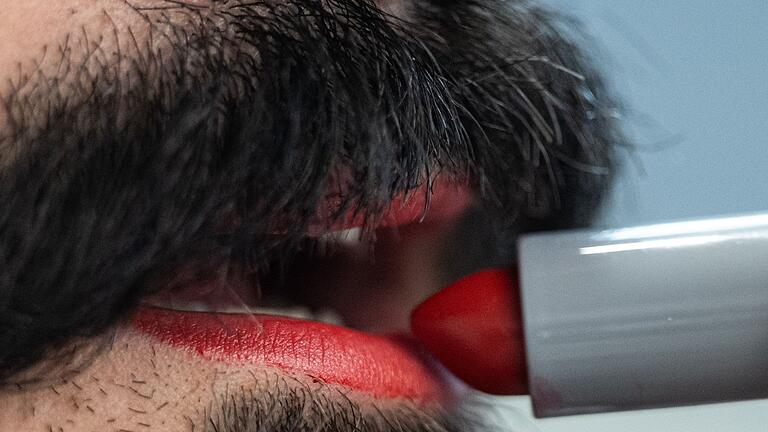 Lippenstift für Männer       -  In der Barockzeit schminkten Männer die Lippen eher dunkelrot, sagt Visagist Koch.