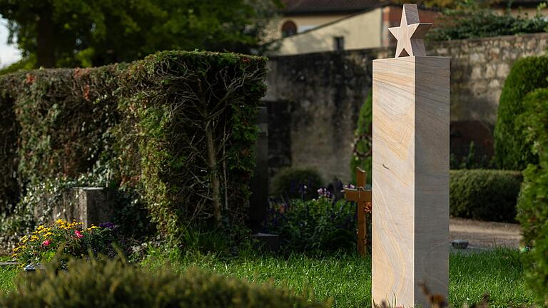 Mit der Stele auf dem Volkacher Friedhof haben nun auch Eltern von Sternenkindern einen Platz, die diese nicht in einem Familiengrab bestatten können oder wollen. Mit der Stele auf dem Volkacher Friedhof haben nun auch Eltern von Sternenkindern einen Platz, die diese nicht in einem Familiengrab bestatten können oder wollen.