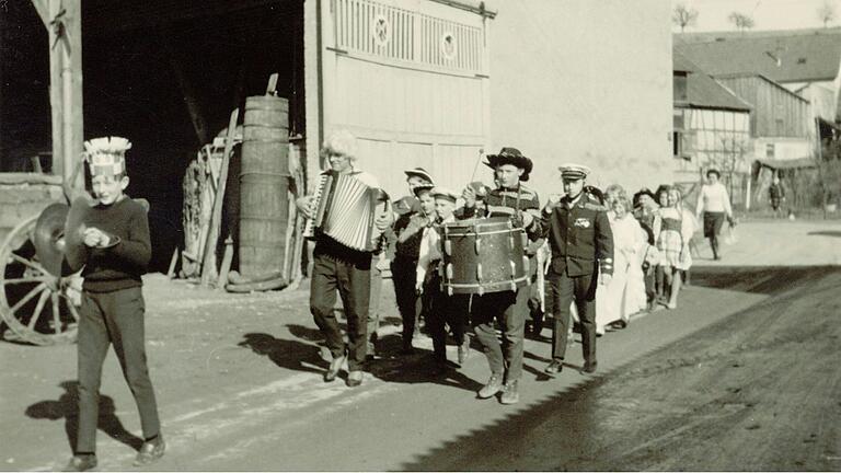 Historische Aufnahme: Kinderfasching in Zell im Jahr 1966.