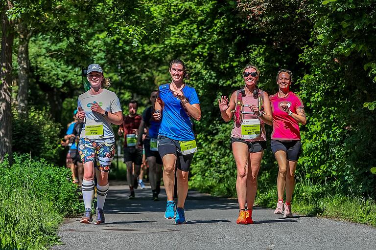 Über 3300 Läuferinnen und Läufer nahmen im April 2024 am WVV Marathon durch Würzburg teil. Über 3300 Läuferinnen und Läufer nahmen im April 2024 am WVV Marathon durch Würzburg teil.