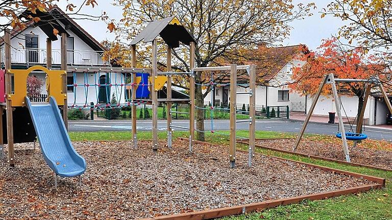 Sicher ist sicher: Die Gemeinde Gädheim wird wohl nicht um einen Zaunbau oder das Anlegen einer Hecke um den Spielplatz am Hirtenplatz in Ottendorf herumkommen.FOTO: Ulrike Langer Sicher ist sicher: Die Gemeinde Gädheim wird wohl nicht um einen Zaunbau oder das Anlegen einer Hecke um den Spielplatz am Hirtenplatz in Ottendorf herumkommen.FOTO: Ulrike Langer