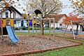 Sicher ist sicher: Die Gemeinde Gädheim wird wohl nicht um einen Zaunbau oder das Anlegen einer Hecke um den Spielplatz am Hirtenplatz in Ottendorf herumkommen.FOTO: Ulrike Langer