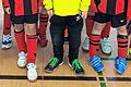 In der Gerolzhöfer Dreifachturnhalle kicken in diesem Winter keine Fußballerbeine das runde Leder ins Tor: Die üblichen Hallenturniere der Jugend, der ersten Mannschaft und der Alten Herren sowie vier BFV-Turniere und die offene Stadtmeisterschaft können hier nicht stattfinden, weil die Halle weiterhin als Notunterkunft für Flüchtlinge belegt ist. Unser symbolisch ausgewähltes Bild zeigt übrigens echte Gerolzhöfer Fußballjugendbeine: nämlich die der U 9-2 des FC Gerolzhofen, als sie im Januar mit ihrem frisch gesponserten Trikotsatz posierte.