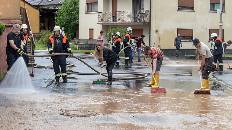 Anpacken hieß es am Samstag nach dem schweren Gewitter für die Feuerwehren, Anwohner und Gemeindearbeiter in Heßdorf. Anpacken hieß es am Samstag nach dem schweren Gewitter für die Feuerwehren, Anwohner und Gemeindearbeiter in Heßdorf.
