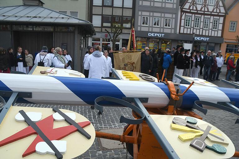 Gespanntes Warten auf die Zunftbaumaufstellung. Gespanntes Warten auf die Zunftbaumaufstellung.