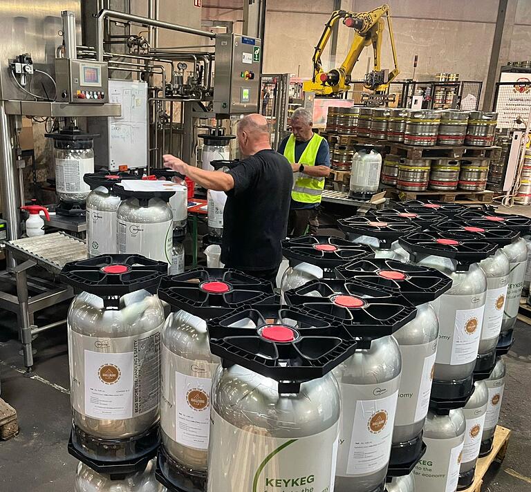 Ein Blick in die Produktion der 'Eschenbacher Privatbrauerei' mit der automatischen Fassabfüllung und im Hintergrund die Roboterpalettierung. Ein Blick in die Produktion der 'Eschenbacher Privatbrauerei' mit der automatischen Fassabfüllung und im Hintergrund die Roboterpalettierung.