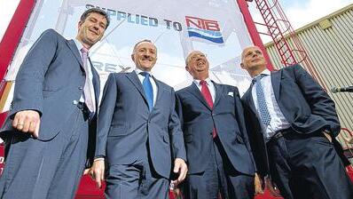 Übergabe: Oberbürgermeister Christian Schuchardt (von links) sowie die Geschäftsführer Klaus-Peter Hoffmann (Firma Terex) und (rechts) Lutz Wächter (Terex-Würzburg) übergaben am Freitag auf dem Werksgelände in Würzburg den 1000. Portalstapler an Jan Gelderland von der Firma NBT aus Bremerhaven.