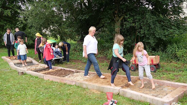 Kinder, Jugendliche und Bürgermeisterin Lioba Zieres testeten den neuen Barfußpfad.
